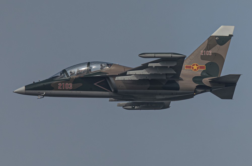 Máy bay Yak-130 là loại máy bay huấn luyện - chiến đấu hạng nhẹ, hiện đại nhất thế giới, có khả năng mô phỏng đặc tính bay của nhiều dòng tiêm kích thế hệ 4 và 5. Đây là các dòng máy bay huấn luyện đa năng hiện đại, hoạt động trong mọi điều kiện thời tiết, cả ngày lẫn đêm, thực hiện nhiệm vụ huấn luyện, trinh sát và tấn công tiêu diệt các mục tiêu trên không, trên bộ và trên biển. Ảnh: QUANG ANH