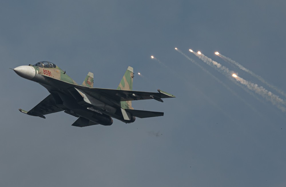 Su-30MK2, Yak-130 chao lượn, thả nhiễu nhiệt trên bầu trời Ba Đình ngày Quốc khánh - 10
