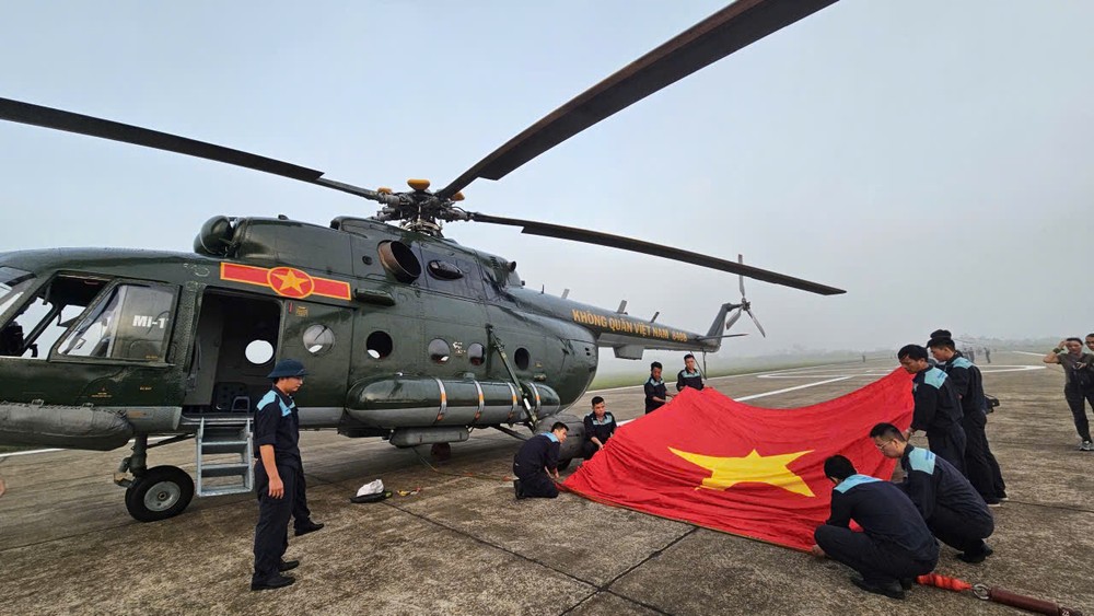 Su-30MK2, Yak-130 chao lượn, thả nhiễu nhiệt trên bầu trời Ba Đình ngày Quốc khánh - 14