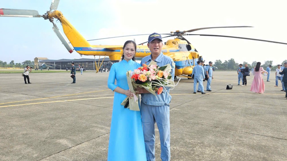 Chị Lê Thị Phương chào đón chồng mình là phi công biên đội bay trực thăng Lương Văn Tuấn đã hoàn thành xuất sắc nhiệm vụ, trở về căn cứ an toàn. Ảnh: VIẾT THỊNH