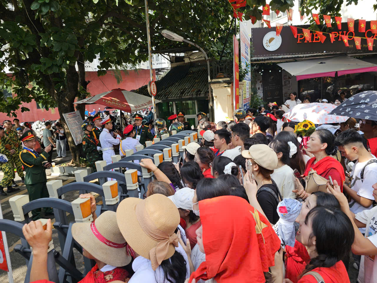 Người thân, bạn bè tìm kiếm chiến sĩ để gửi những món quà