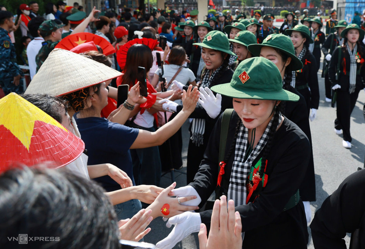 Sau hai tiếng diễu binh trên quảng trường Ba Đình và đi qua các tuyến phố trung tâm Thủ đô, các khối Quân đội, Công an, quân đội nước ngoài tập kết tại một số vị trí như sân Quần Ngựa, đường Trần Khánh Dư - Hồng Hà gần quảng trường Cách mạng tháng Tám, công viên Thống Nhất. Những cái ôm vội, chia tay lưu luyến diễn ra trước khi chiến sĩ về nơi ăn ở tập trung ở Miếu Môn, Sơn Tây, Hòa Lạc...