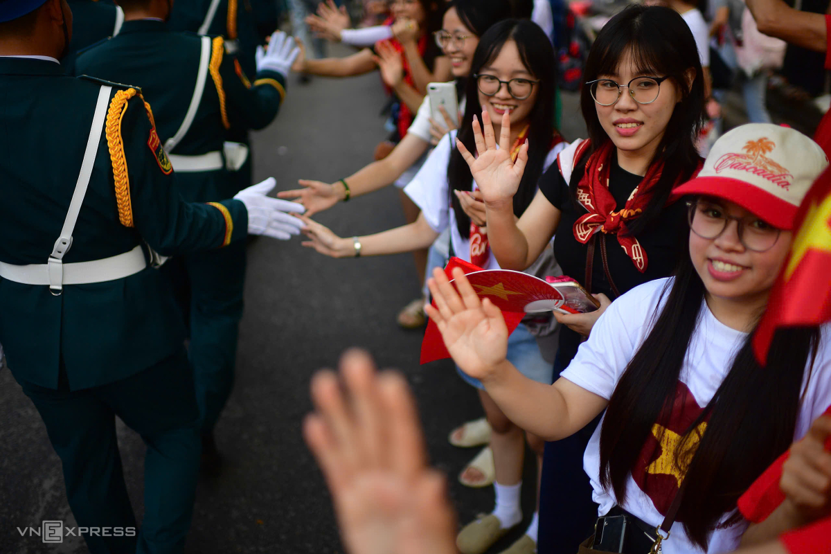 Hà Nội mười ngày cuối tháng 8, đầu tháng 9 sôi động khi nhân dân cắm chốt khắp các ngả đường quanh Ba Đình chờ đón đoàn diễu binh đi qua. Nhân dân chờ đón từ hai buổi tổng hợp luyện, đến sơ duyệt, tổng duyệt và ngày chính lễ. Có người chờ đợi hơn một ngày, ăn nghỉ trên vỉa hè nhưng lòng vui như mở hội khi nhiều năm mới có diễu binh. Ảnh: Thanh Tùng