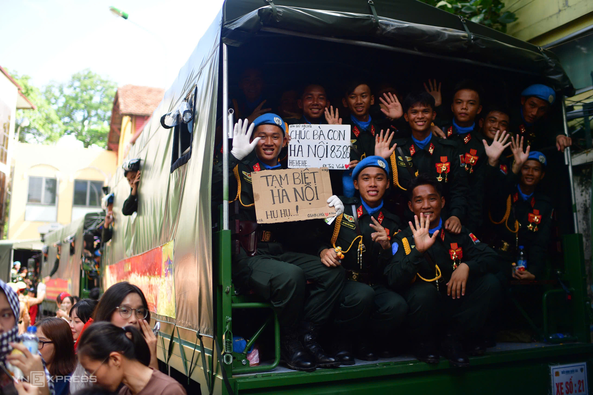 Khối Nam sĩ quan cảnh sát gìn giữ hòa bình Bộ Công an với những lời tạm biệt viết vội trên bìa carton Tạm biệt Hà Nội, Chúc bà con Hà Nội 8386.