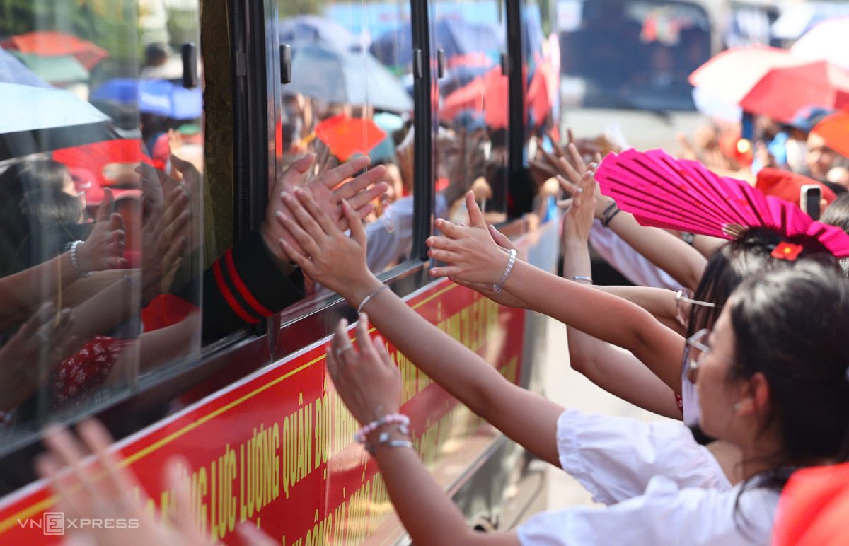 Cái chạm tay lưu luyến dành cho người anh em Lào - những người đã cùng Việt Nam kề vai sát cánh trong kháng chiến tới quan hệ ngày càng vững bền hiện nay. Ảnh: Trần Quỳnh