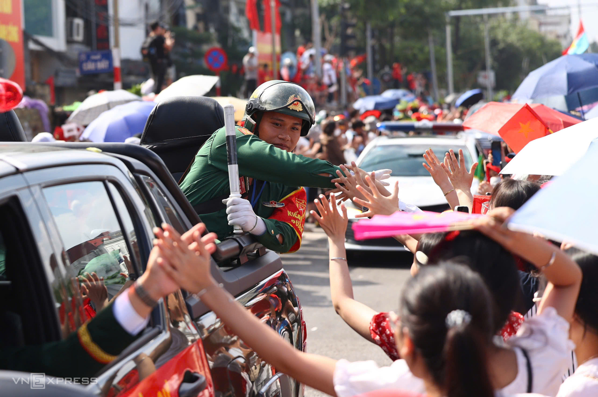 Lực lượng kiểm soát quân sự, những người bảo vệ kỷ cương trong Quân đội, lưu luyến bắt tay chào nhân dân hai bên đường Trần Khánh Dư khi dẫn đoàn về nơi tập trung. Ảnh: Trần Quỳnh