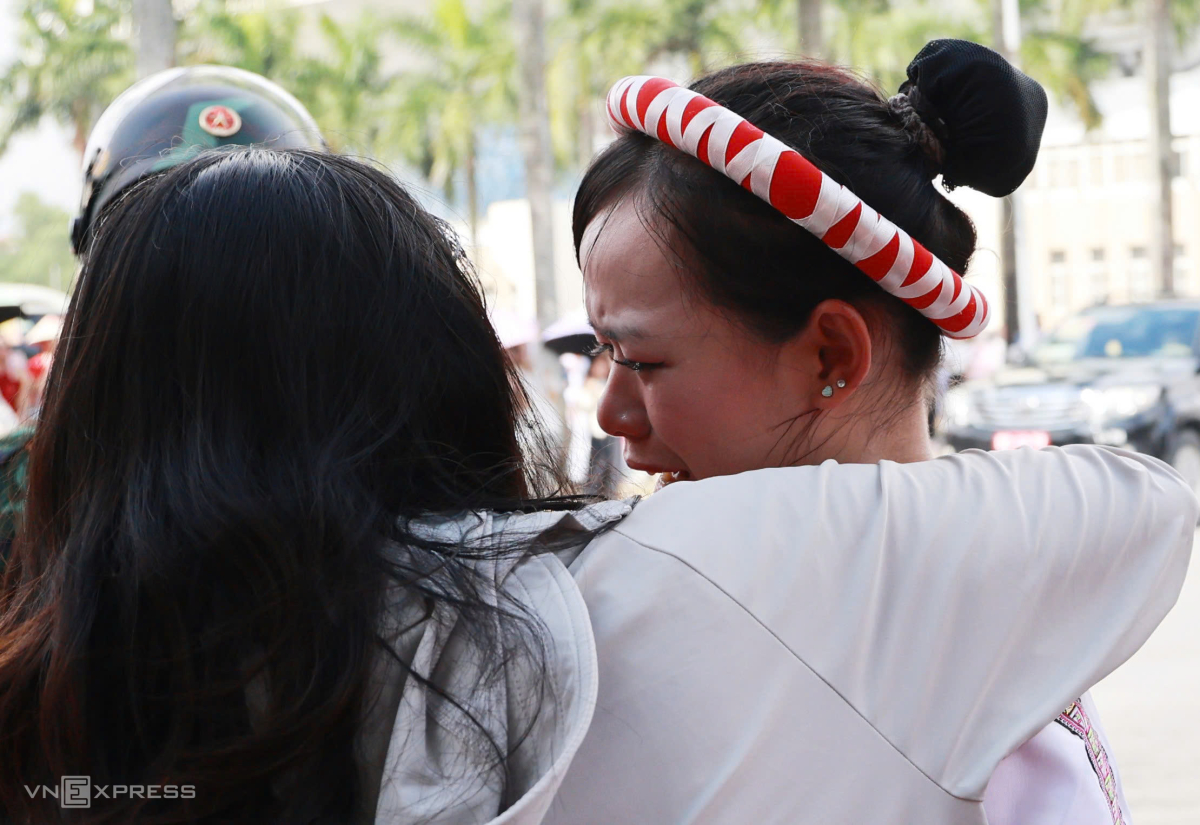 Chiến sĩ Nữ dân quân các dân tộc Việt Nam khóc trong tay người thân. Tập trung cho nhiệm vụ A80, các quân nhân đã trải qua hơn trăm ngày vượt nắng mưa trên thao trường.