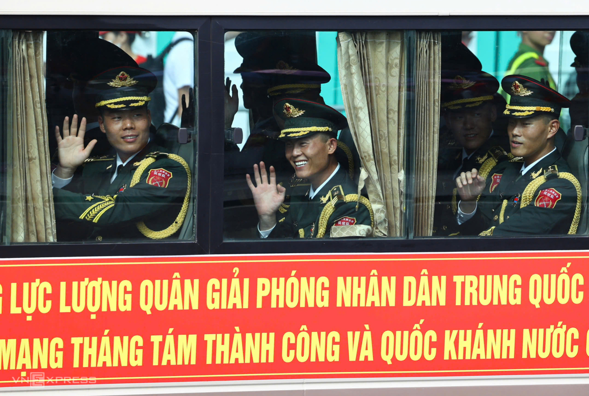 Chiến sĩ Đoàn nghi lễ Quân giải phóng nhân dân Trung Quốc vẫy chào nhân dân Việt Nam trên đường Hồng Hà. 120 quân nhân đến Hà Nội hôm 29/8 và từng tham dự lễ tổng duyệt hai ngày trước. Năm nay, các đại diện của quân đội nước này tham gia diễu binh ở Việt Nam hai lần, vào 30/4 tại TP HCM và Quốc khánh 2/9 theo lời mời từ Bộ Quốc phòng Việt Nam. Ảnh: Trần Quỳnh