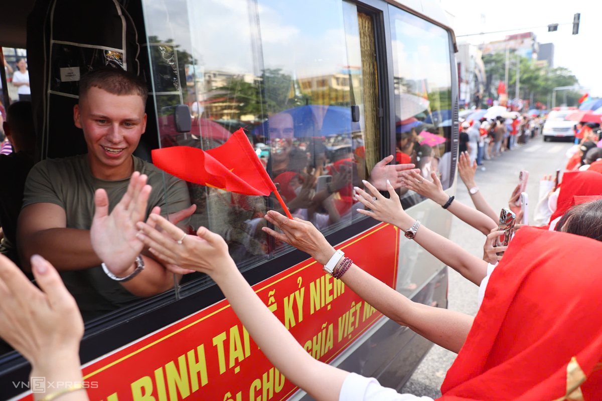 Tiêu binh Trung đoàn Cận vệ Độc lập số 154 Preobrazhensky, đại diện các lực lượng vũ trang Liên bang Nga chạm tay người dân Việt Nam trên phố. Ảnh: Trần Quỳnh