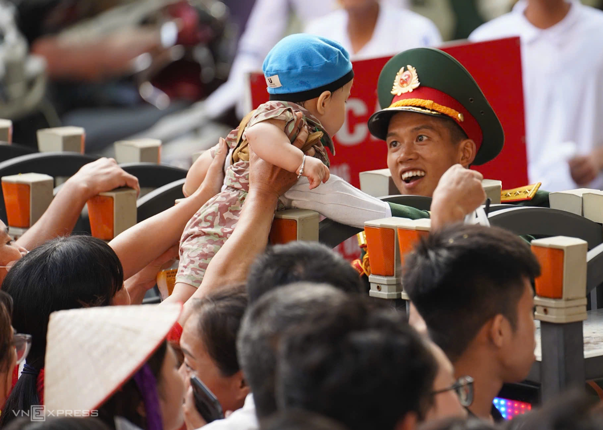 Một sĩ quan Lục quân gặp người thân tại cổng sau cung Quần Ngựa - điểm tập kết của nhiều khối như Hải quân, Phòng không Không quân, Quân y, Lục quân... Ảnh: Hoàng Giang