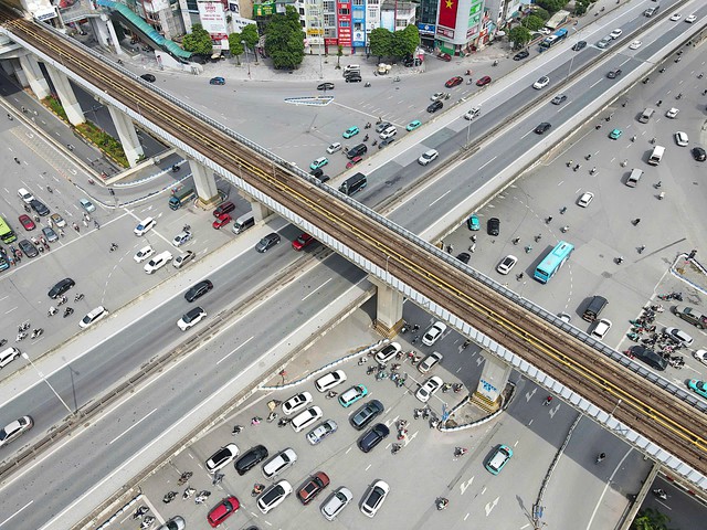 Bên trong nội thành, khu vực nút giao Nguyễn Trãi - Nguyễn xiển - Khuất Duy Tiến và Vành đai 3 trên cao cũng không ghi nhận lượng phương tiện tăng cao, thậm chí vắng vẻ hơn nhiều so với ngày thường.