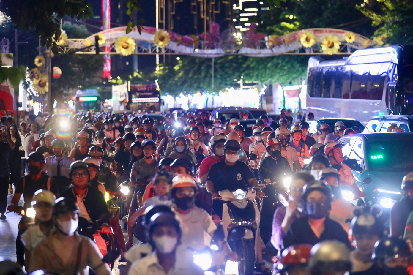 Mưa lớn bất chợt, người dân TPHCM chờ xem pháo hoa phải di chuyển - 2