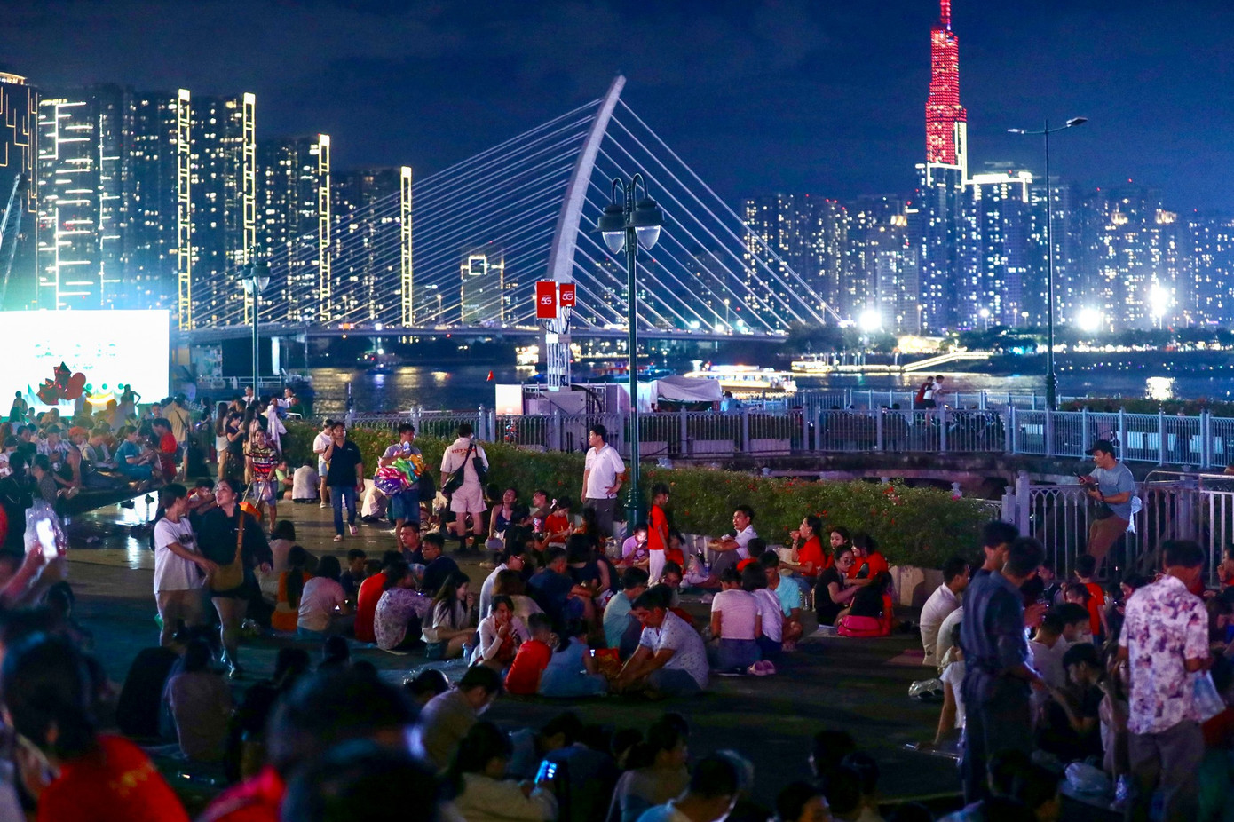 Ghi nhận của Tiền Phong, lúc 17h30 tại các khu vực trung tâm TPHCM như phố đi bộ Nguyễn Huệ, công viên bến Bạch Đằng (phường Sài Gòn), nhiều người đã có mặt từ sớm để vui chơi lễ 2/9 cũng như tìm vị trí đẹp xem bắn pháo hoa mừng Quốc khánh 2/9.