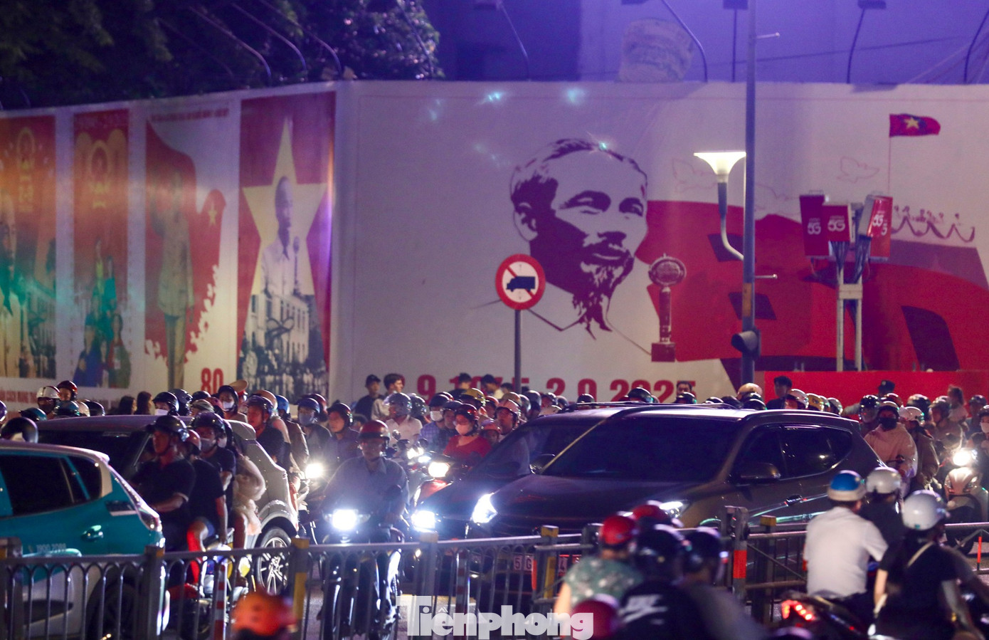 Mưa lớn bất chợt, người dân TPHCM chờ xem pháo hoa phải di chuyển - 5