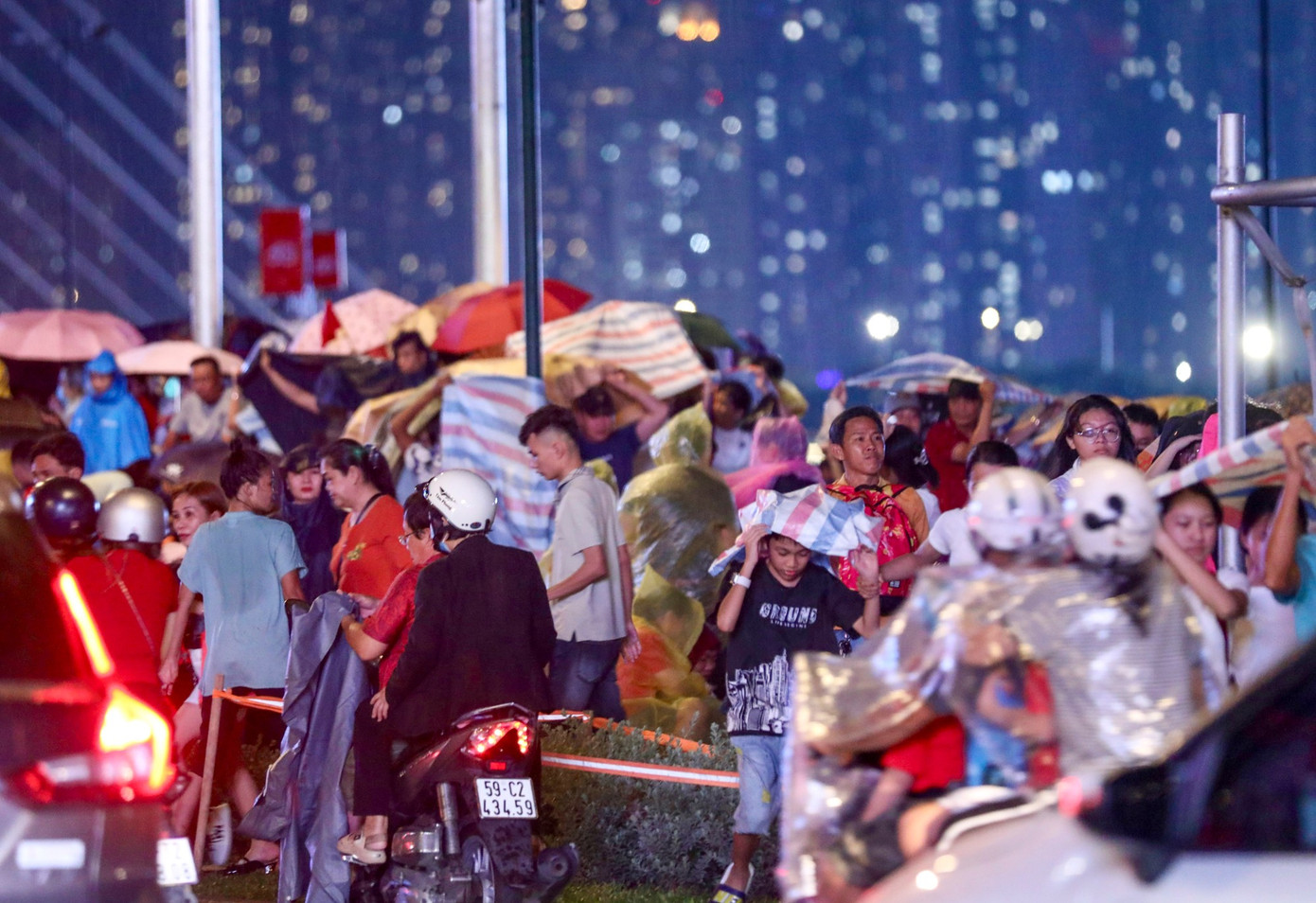 Tuy nhiên, lúc 20 giờ mưa lớn bất chợt đổ xuống khu vực trung tâm TPHCM.