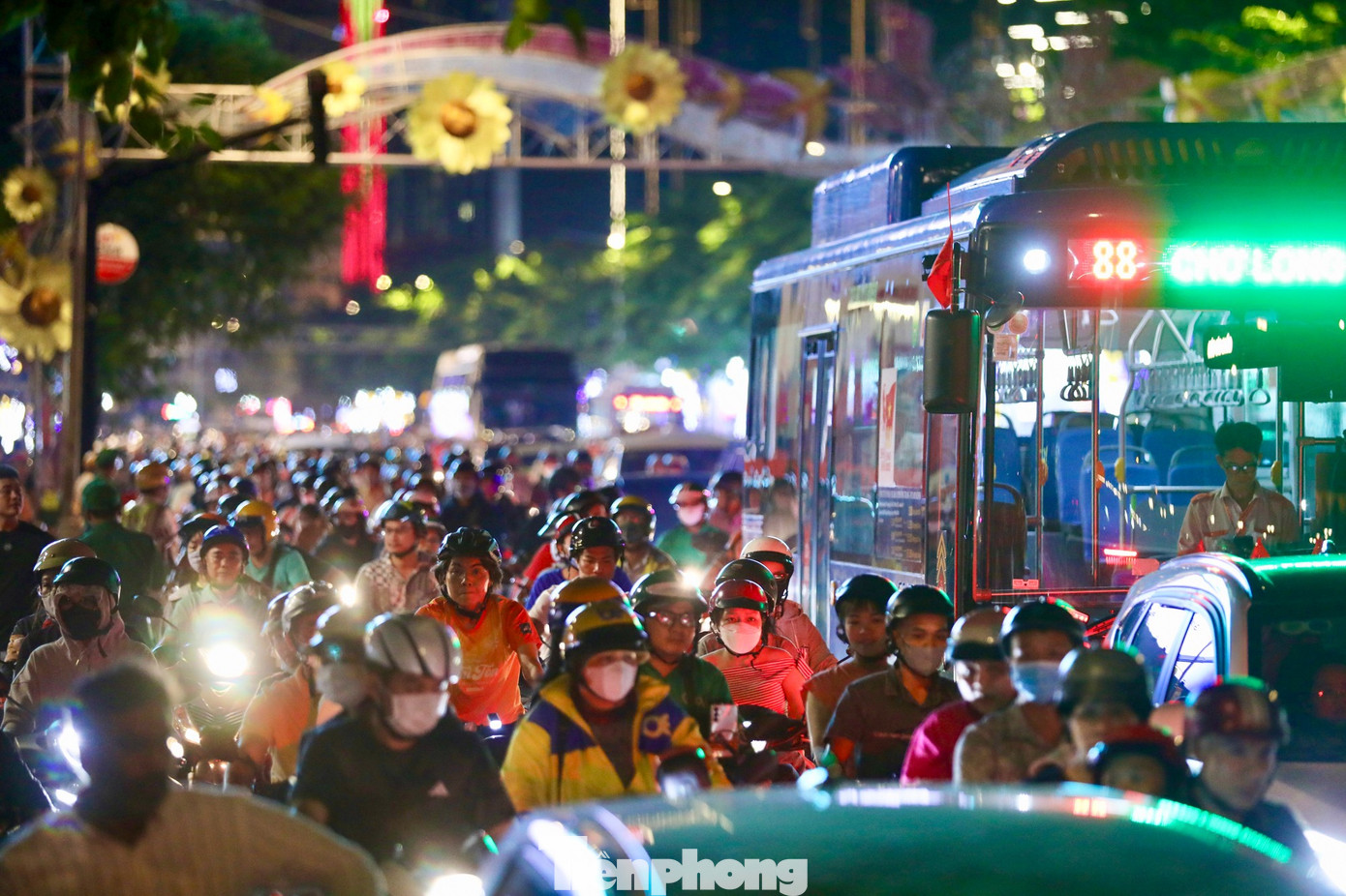 Lực lượng chức năng làm việc hết công suất để tránh tình trạng ùn tắc.