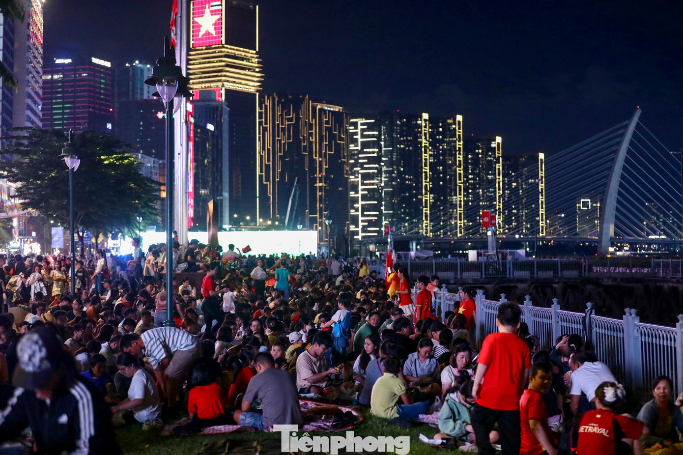 Khoảng 19 giờ, nhiều tuyến đường tại trung tâm TPHCM ùn ứ kéo dài vì dòng người vẫn tiếp tục đổ về để vui chơi và xem pháo hoa.