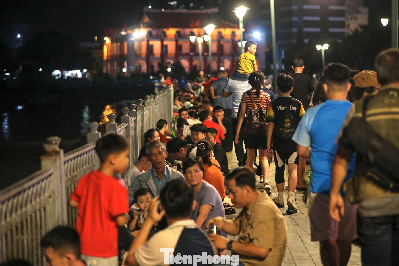 Mưa lớn bất chợt, người dân TPHCM chờ xem pháo hoa phải di chuyển - 8