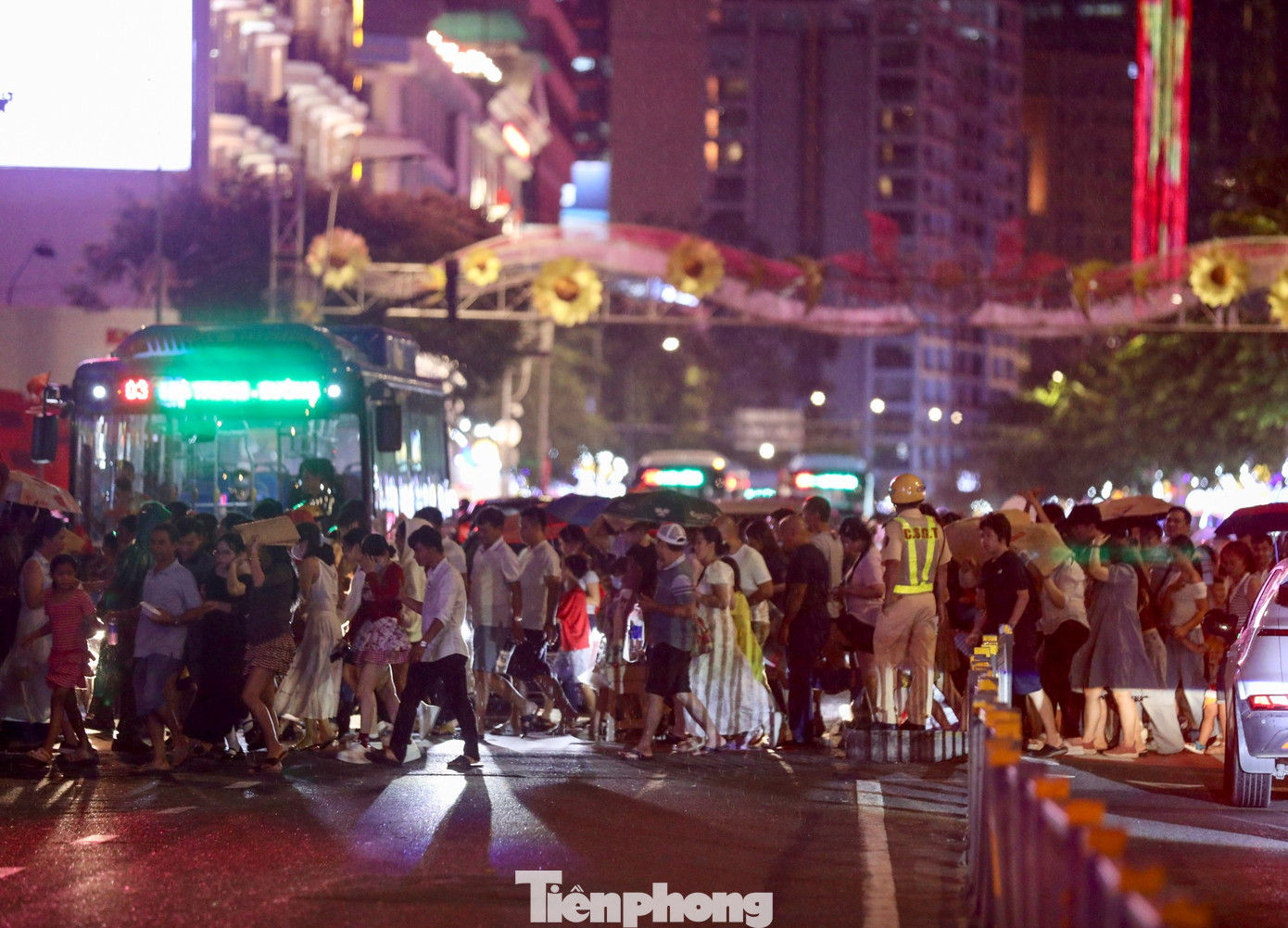 Mưa lớn bất chợt, người dân TPHCM chờ xem pháo hoa phải di chuyển - 12