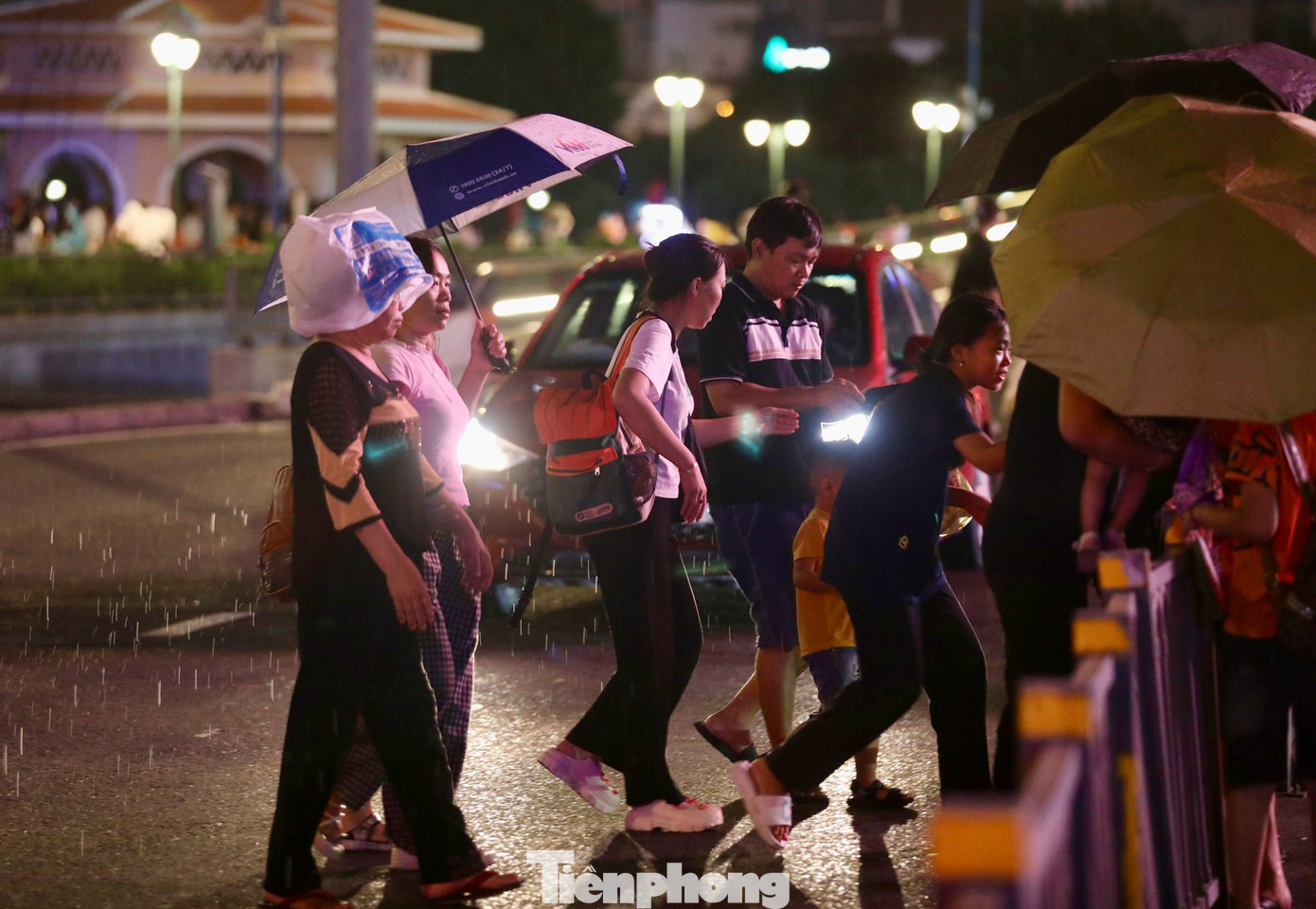 Nhiều người ngồi giữ chỗ 3 tiếng đồng hồ nhưng đành bỏ đi tìm chỗ trú mưa.