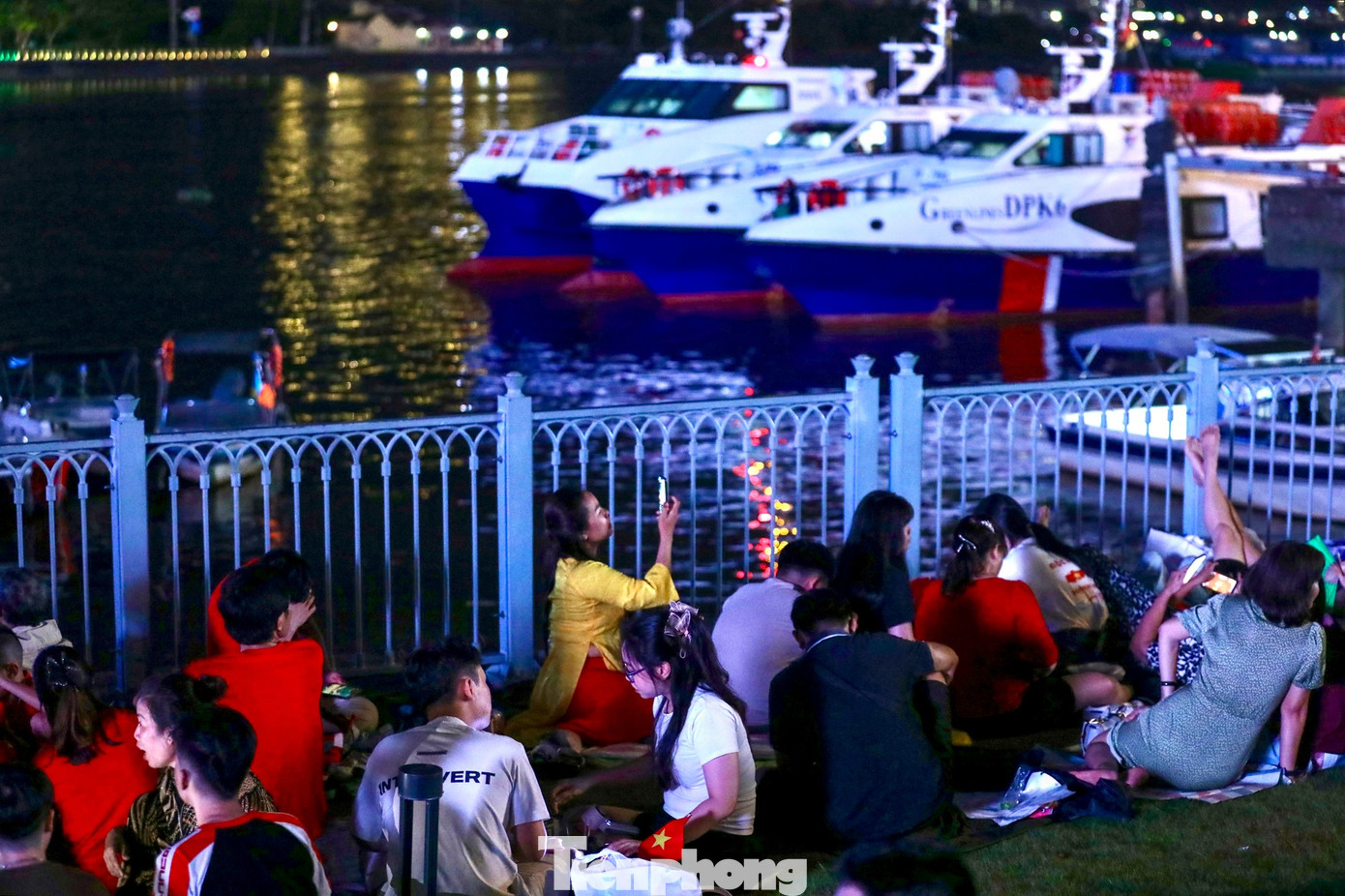 Mưa lớn bất chợt, người dân TPHCM chờ xem pháo hoa phải di chuyển - 15