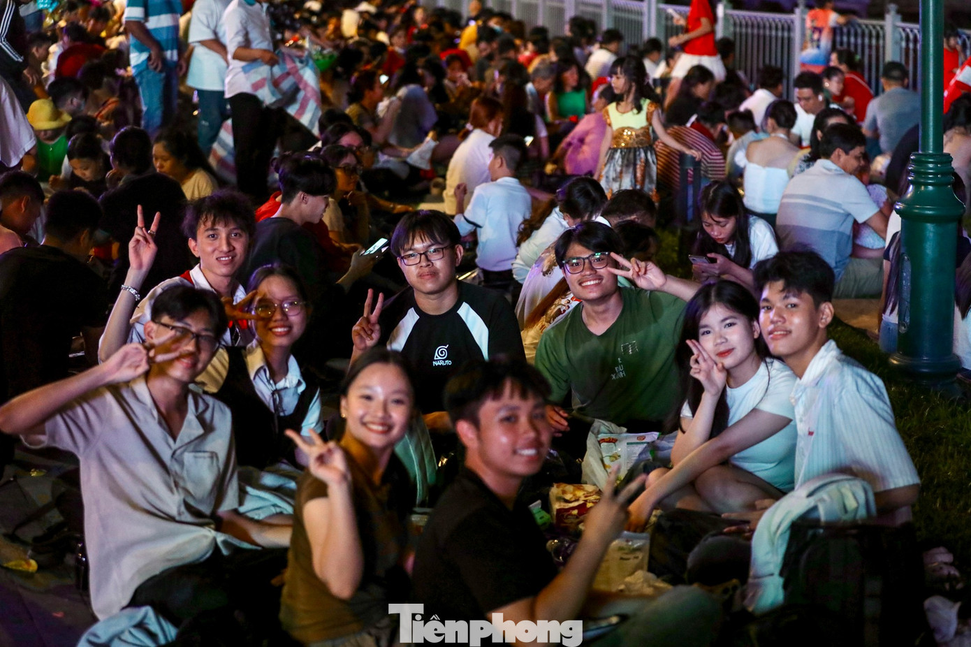 Các dịch vụ ăn theo như bán áo mưa, nước uống hoạt động hết công suất để đáp ứng nhu cầu của người dân.