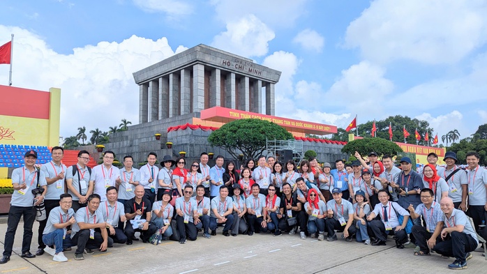 Lãnh đạo VTV và một số thành viên ê-kíp sau khi hoàn thành truyền hình trực tiếp tại Quảng trường Ba Đình. Ảnh: VTV