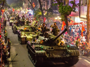 Dàn xe tăng rầm rập tiến về Quảng trường Ba Đình