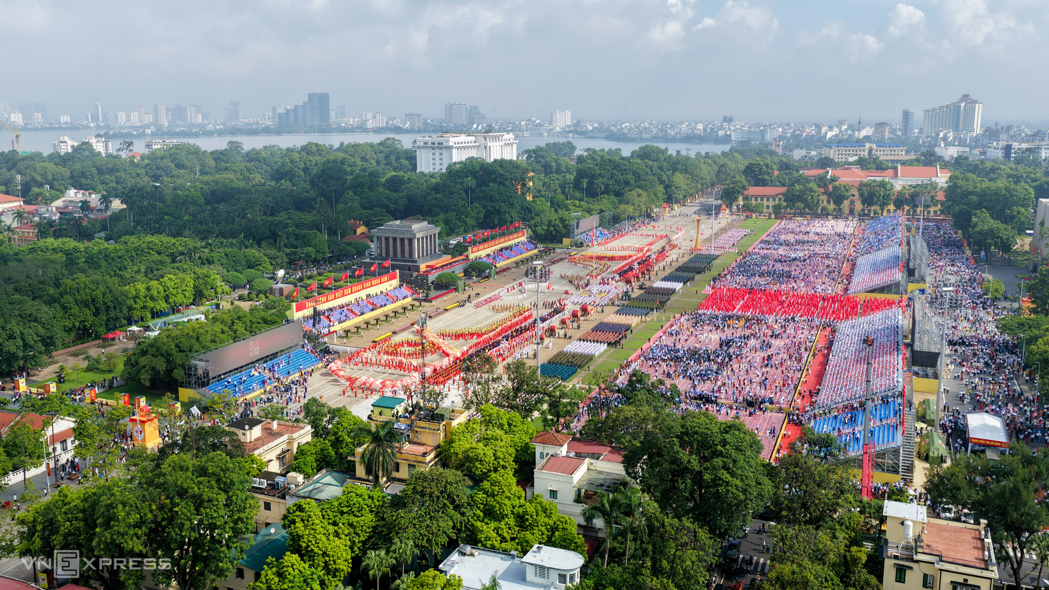 Biển người dự lễ kỷ niệm 80 năm Quốc khánh tại quảng trường Ba Đình, sáng 2/9. Hôm qua, hơn 16.000 quân nhân cùng lực lượng Hải, Lục, Không quân và khối cơ giới, khí tài cùng diễu binh trên không, trên biển và mặt đất. Ảnh: Thanh Hải