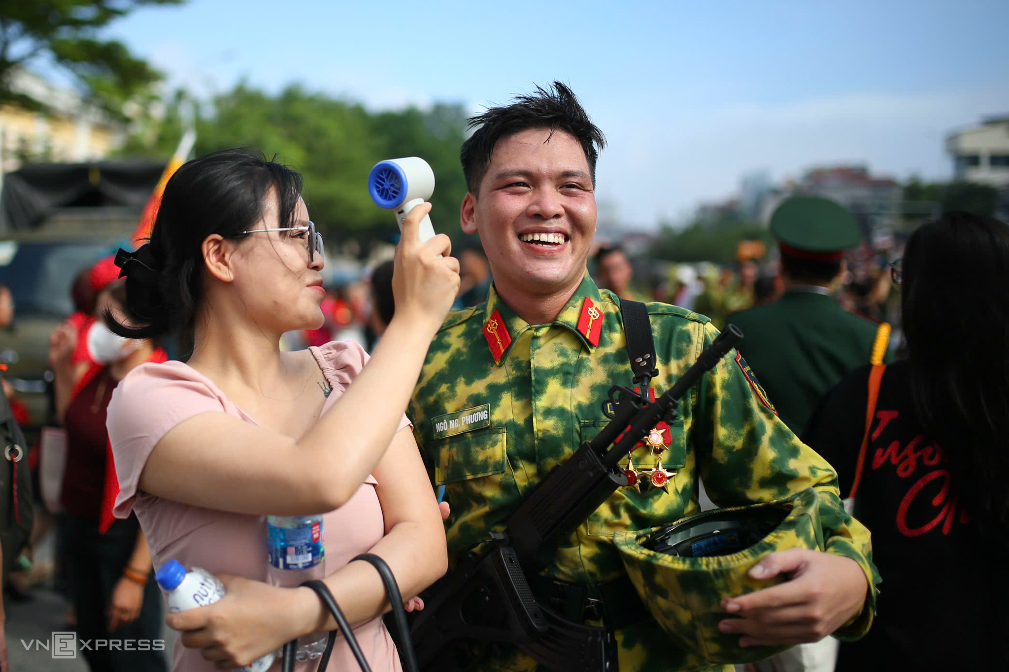 Đường Trần Khánh Dư, nơi các khối quân nhân tập kết sau khi đi qua quảng trường Cách mạng tháng Tám. Nhiều cuộc chia tay lưu luyến diễn ra trước khi chiến sĩ về nơi ăn ở tập trung ở Miếu Môn, Sơn Tây, Hòa Lạc... Trong ảnh là quân nhân khối Chiến sĩ Phòng hóa tận hưởng sự chăm sóc của người thân sau lễ diễu binh. Ảnh: Phạm Chiểu