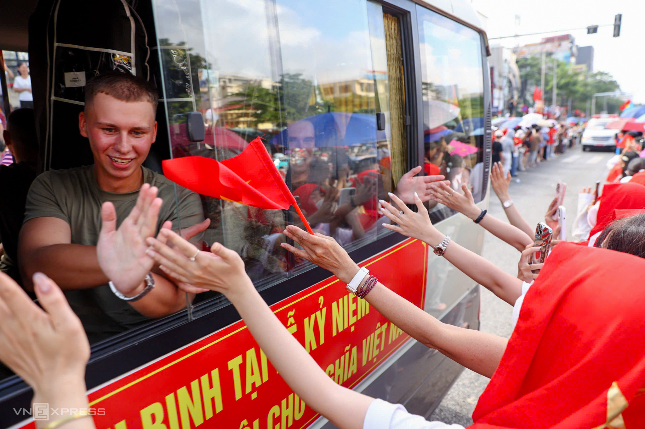 Quân nhân Nga thay quân phục, chia tay người dân. Ảnh: Quỳnh Trần