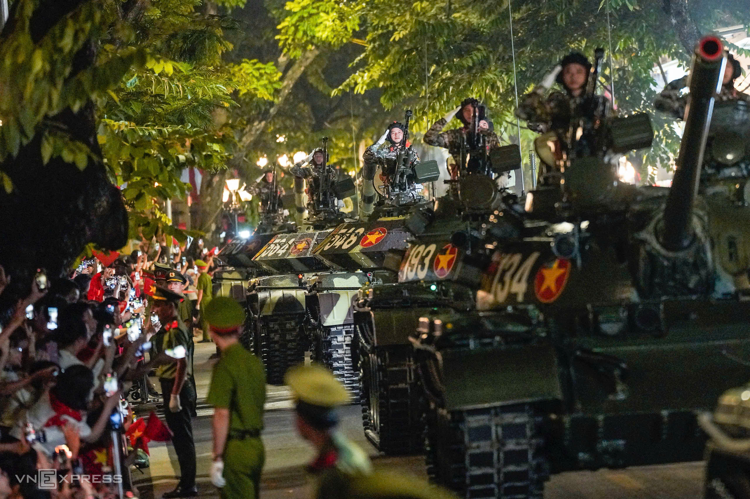 Xe tăng chủ lực T-54B cải tiến, do Việt Nam hiện đại hóa, và T-55 di chuyển trên đường Thanh Niên. Từ 3h sáng, đoàn xe đã tiến về nơi tập kết ở Ba Đình, tạo âm thanh uy lực, trong tiếng reo hò của hàng nghìn người dân hai bên đường. Ảnh: Thanh Hằng - Nguyễn Đông