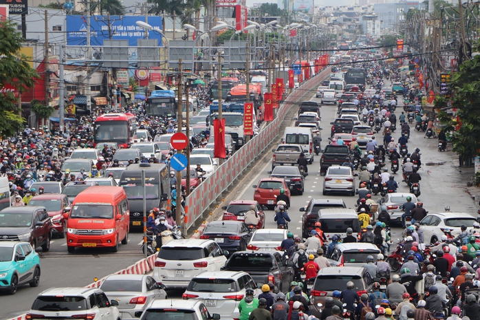 Sáng nay, ghi nhận lượng xe tăng đột biến trên Quốc lộ 13 (TP Thủ Đức cũ)