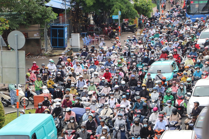 Ô tô, xe máy chen chúc.