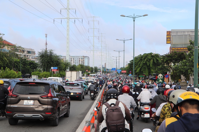Giao lộ Phạm Văn Đồng - Nguyễn Xí các xe phải mất 15 phút để qua khu vực này.