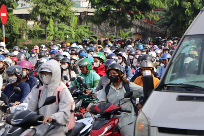 Hàng dài xe chật vật lưu thông qua khu vực cầu Bình Lợi.
