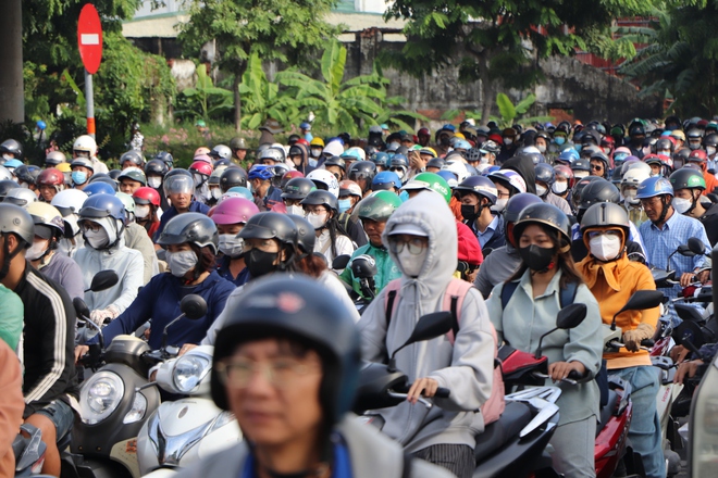 Hàng ngàn xe kẹt cứng trên cầu Bình Lợi sáng nay - 6