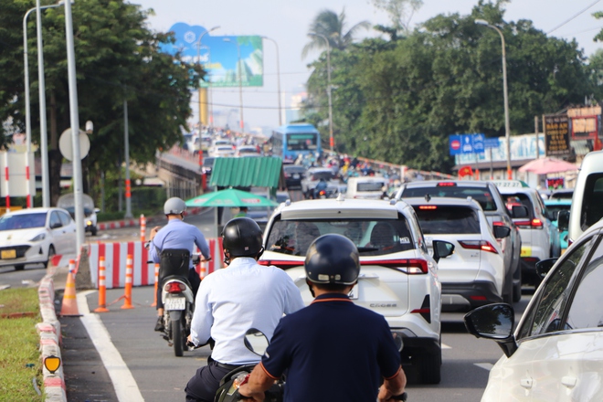 Khu vực cầu Bình Triệu các xe chật vật di chuyển.