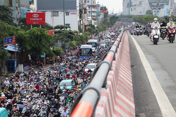 Các xe xếp hàng dài dưới chân cầu Bình Lợi.