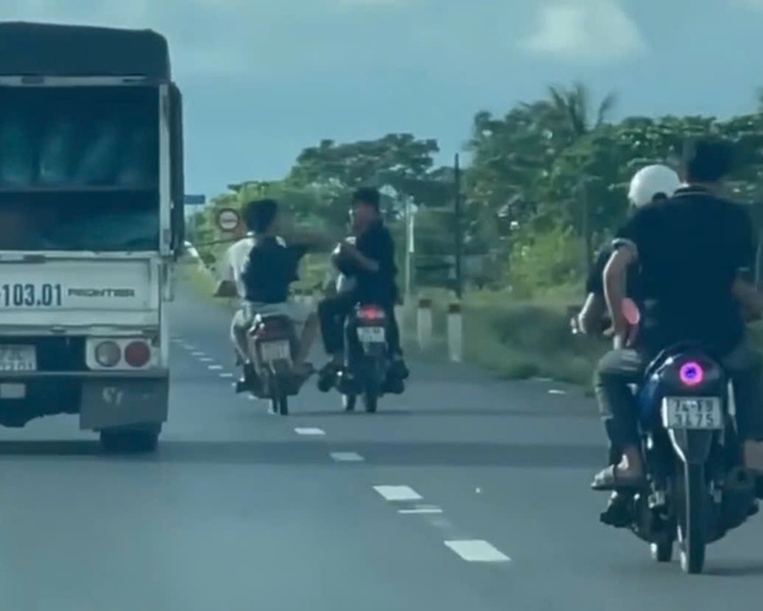 Nhóm thanh thiếu niên có hành động khiến nhiều người lo ngại