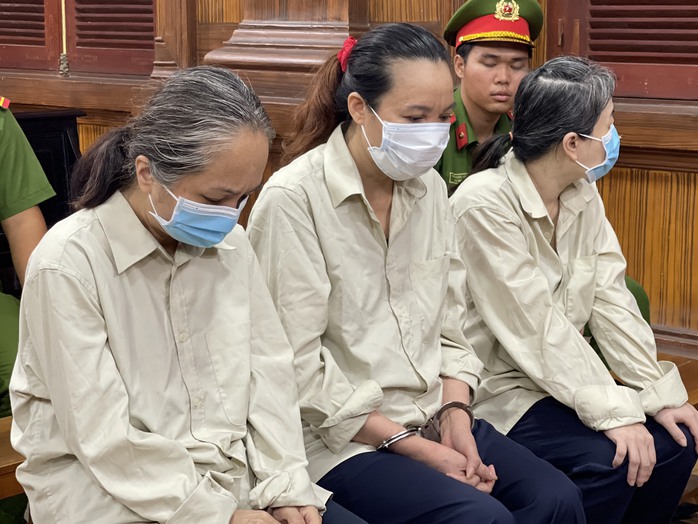 Bị cáo Giáp Thị Sông Hương (giữa)