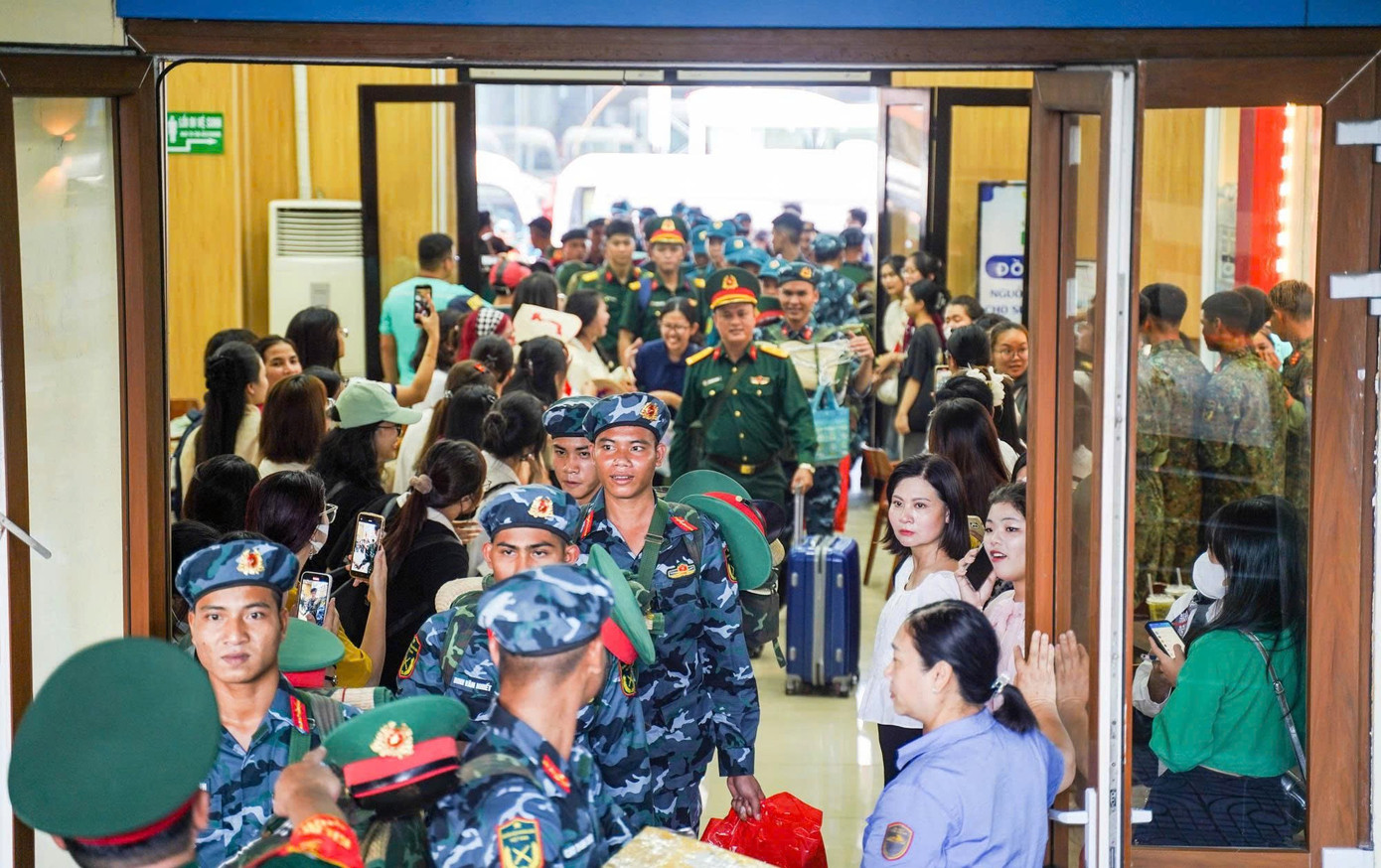 Lưu luyến giây phút tiễn đoàn diễu binh A80 rời ga Hà Nội - 1