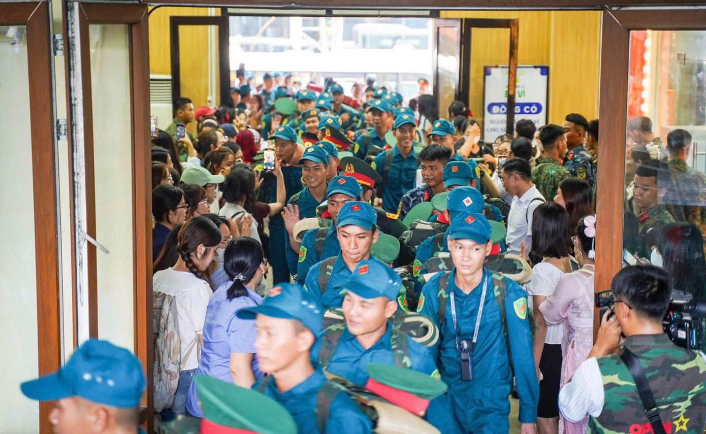 Lưu luyến giây phút tiễn đoàn diễu binh A80 rời ga Hà Nội - 2