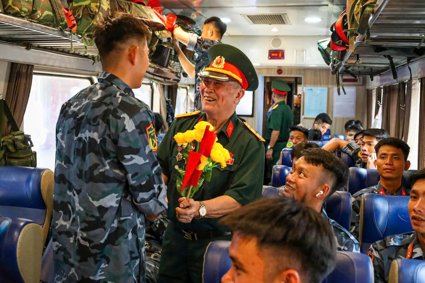 Phút giây tạm biệt giữa cựu chiến binh Thủ đô và những người lính trẻ.