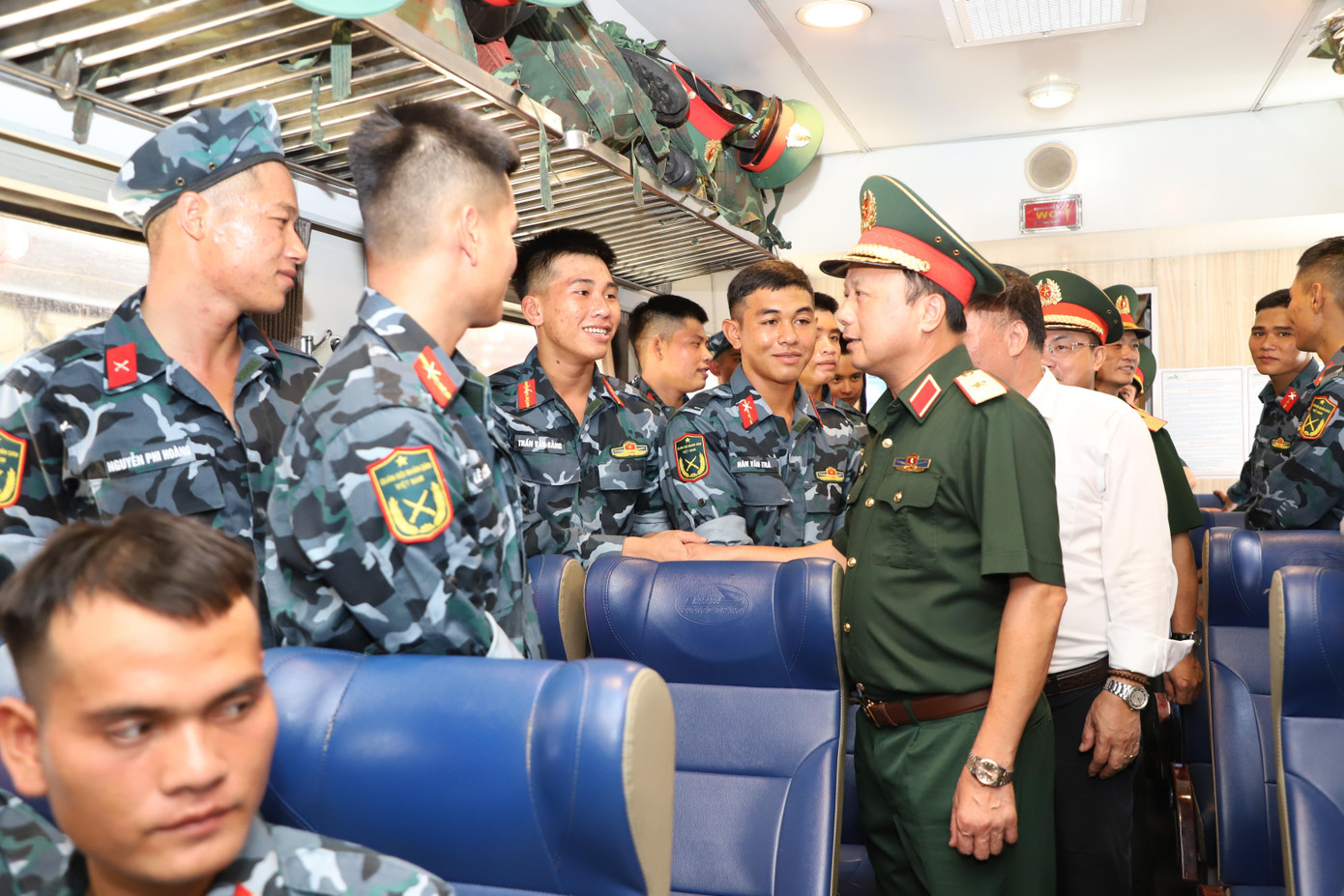 Thiếu tướng Phùng Ngọc Sơn cùng đoàn công tác lên các toa tàu động viên lực lượng tham gia diễu binh, diễu hành trước khi về đơn vị công tác. Ảnh: Minh Tú