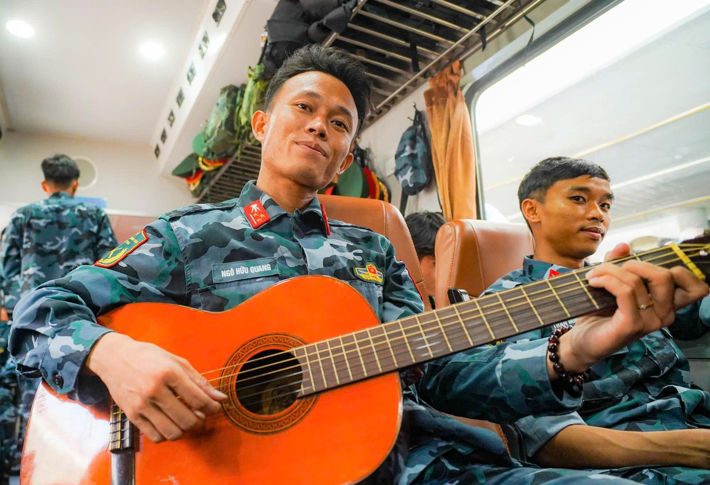 Hành trang của người lính A80 có cả cây đàn ghi ta.