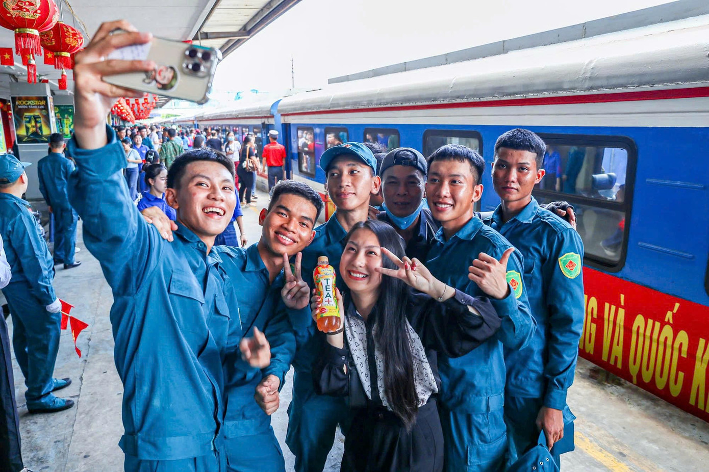 Lưu luyến giây phút tiễn đoàn diễu binh A80 rời ga Hà Nội - 11