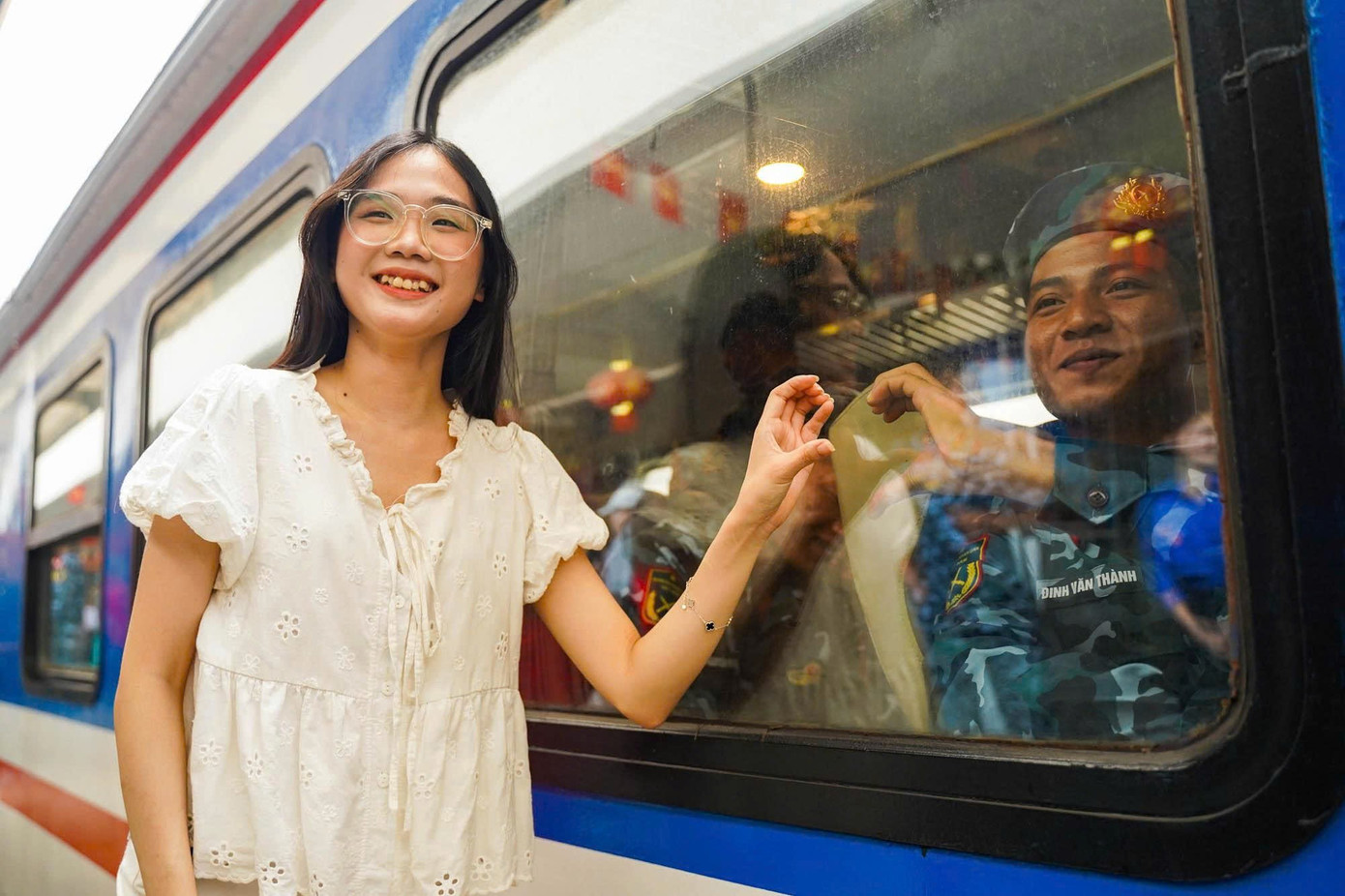Lưu luyến giây phút tiễn đoàn diễu binh A80 rời ga Hà Nội - 13
