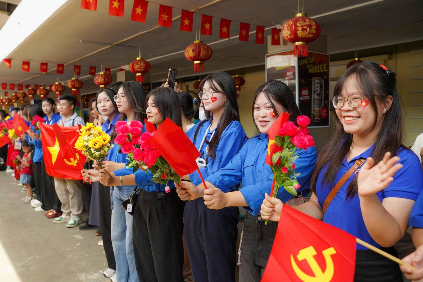 Lưu luyến giây phút tiễn đoàn diễu binh A80 rời ga Hà Nội - 21