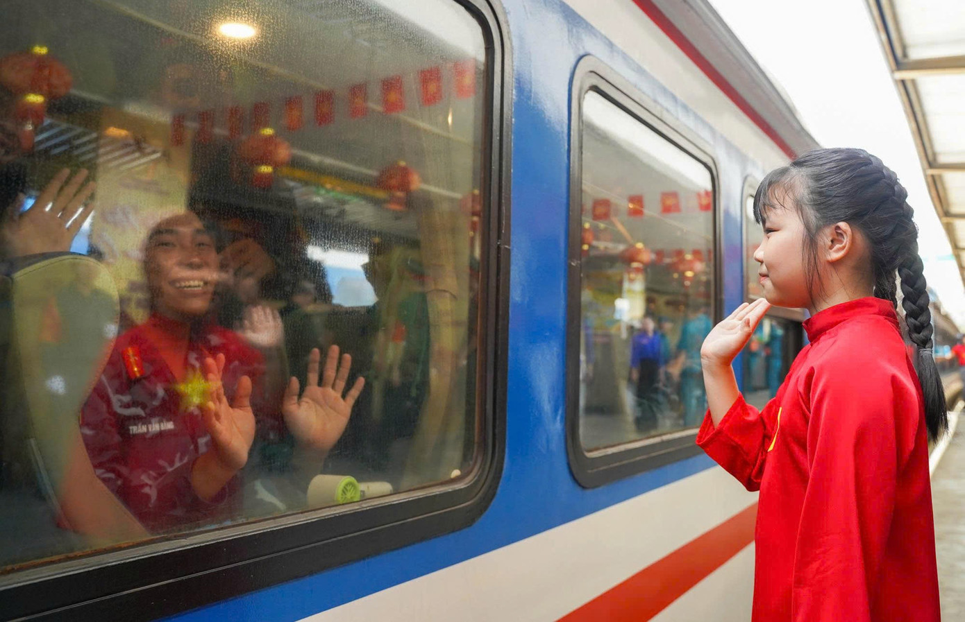 Lưu luyến giây phút tiễn đoàn diễu binh A80 rời ga Hà Nội - 19
